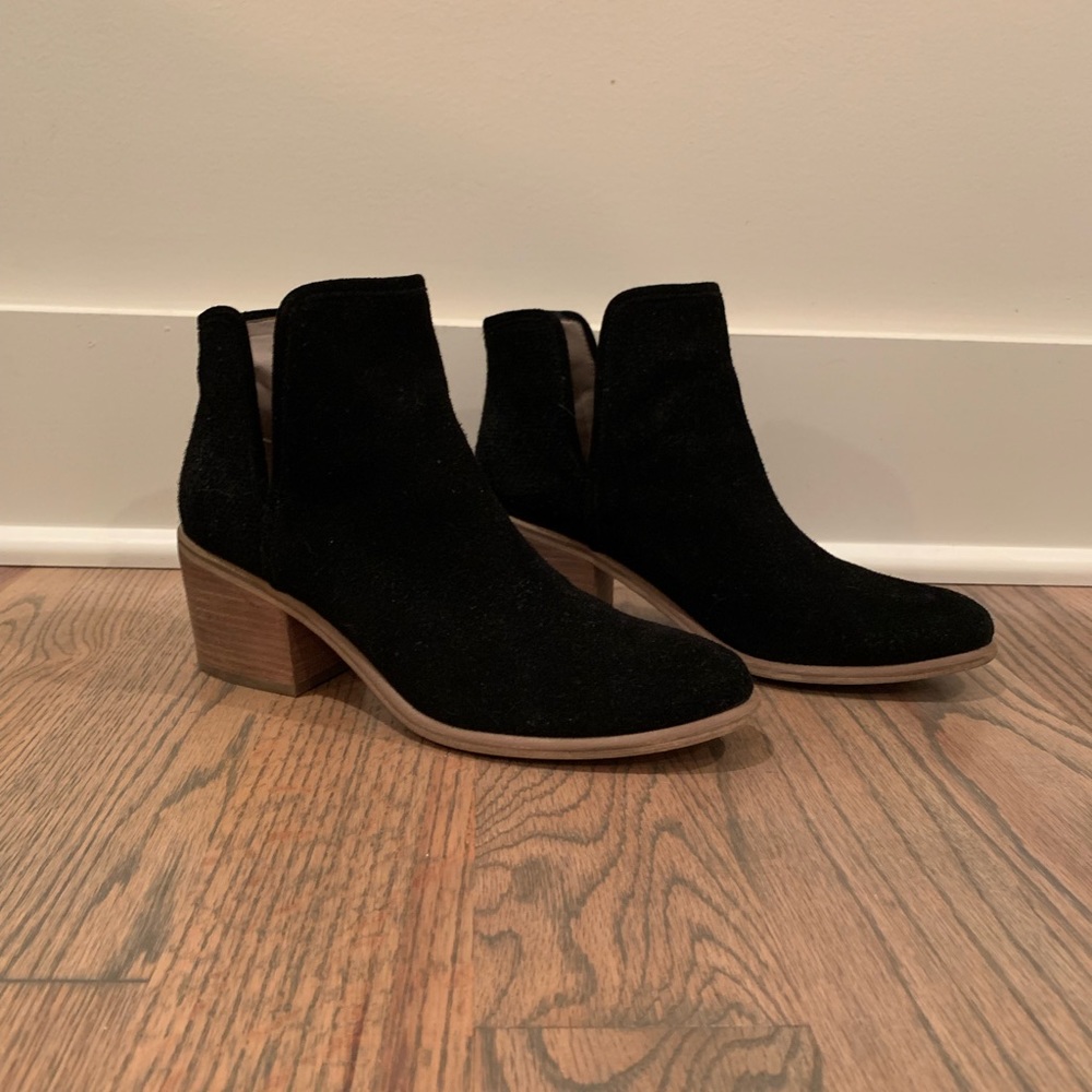 Hinge suede black booties, like new
